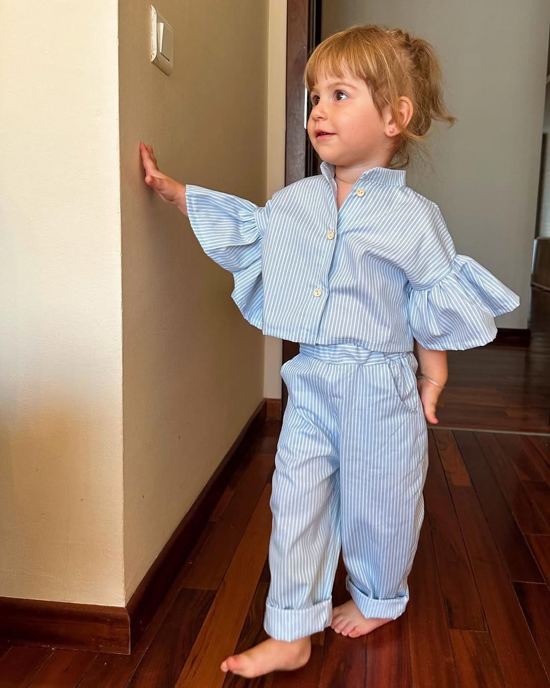 Set polin bleu-alb cu bluză cu volănașe și pantaloni lungi
