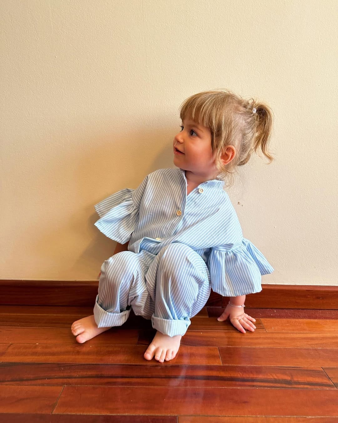 Set polin bleu-alb cu bluză cu volănașe și pantaloni lungi imagine 3