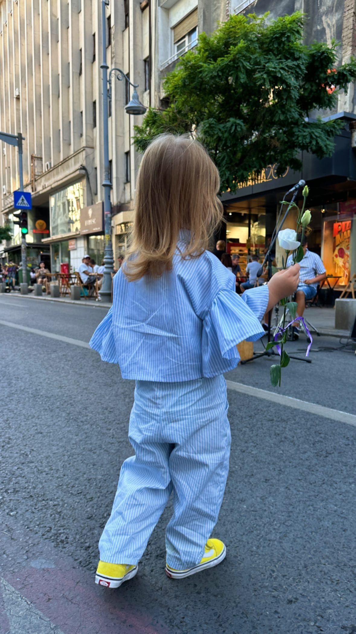 Set polin bleu-alb cu bluză cu volănașe și pantaloni lungi imagine 5