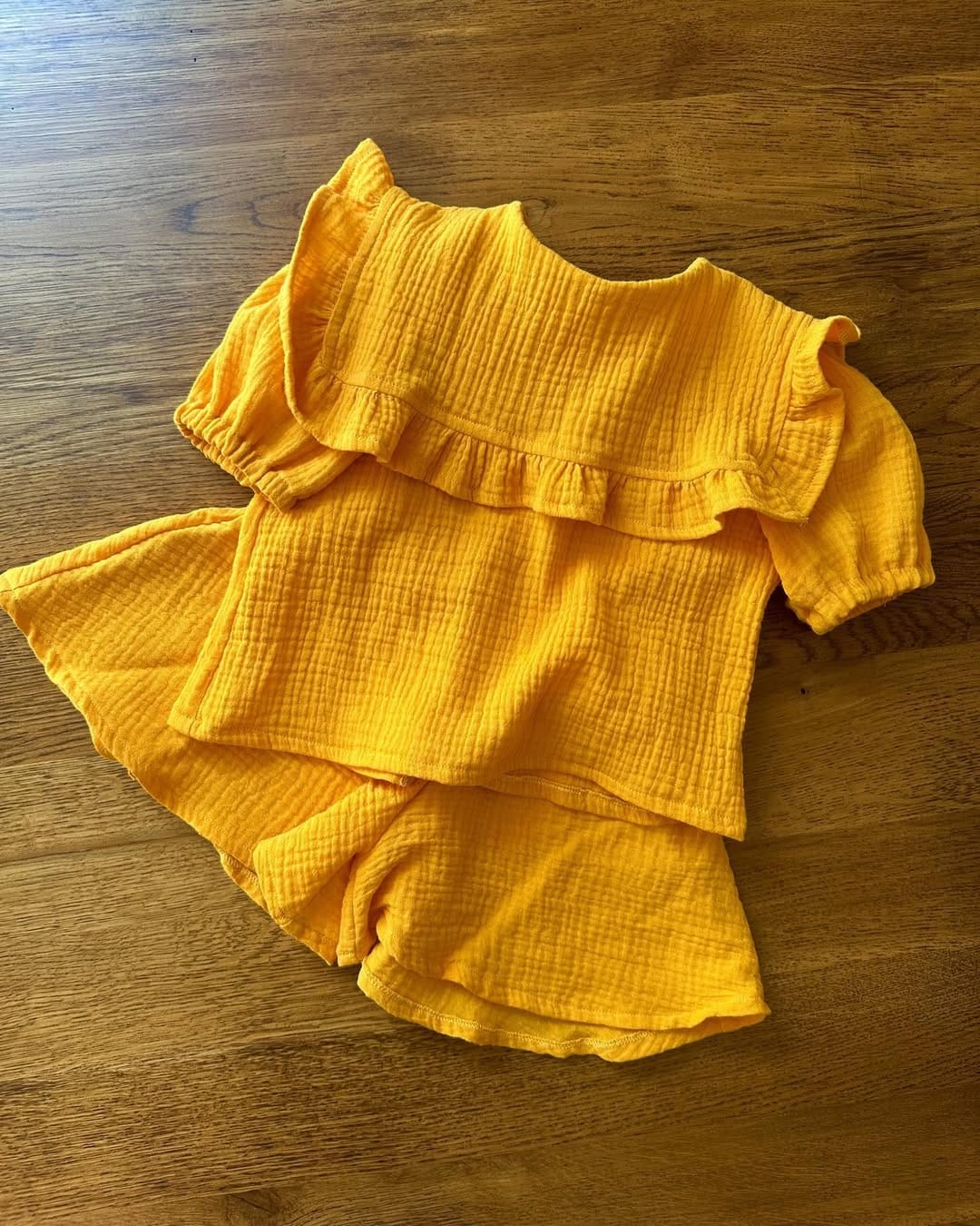 Set din muselină cu volănașe – Sunny Lemon (2 piese) imagine 3